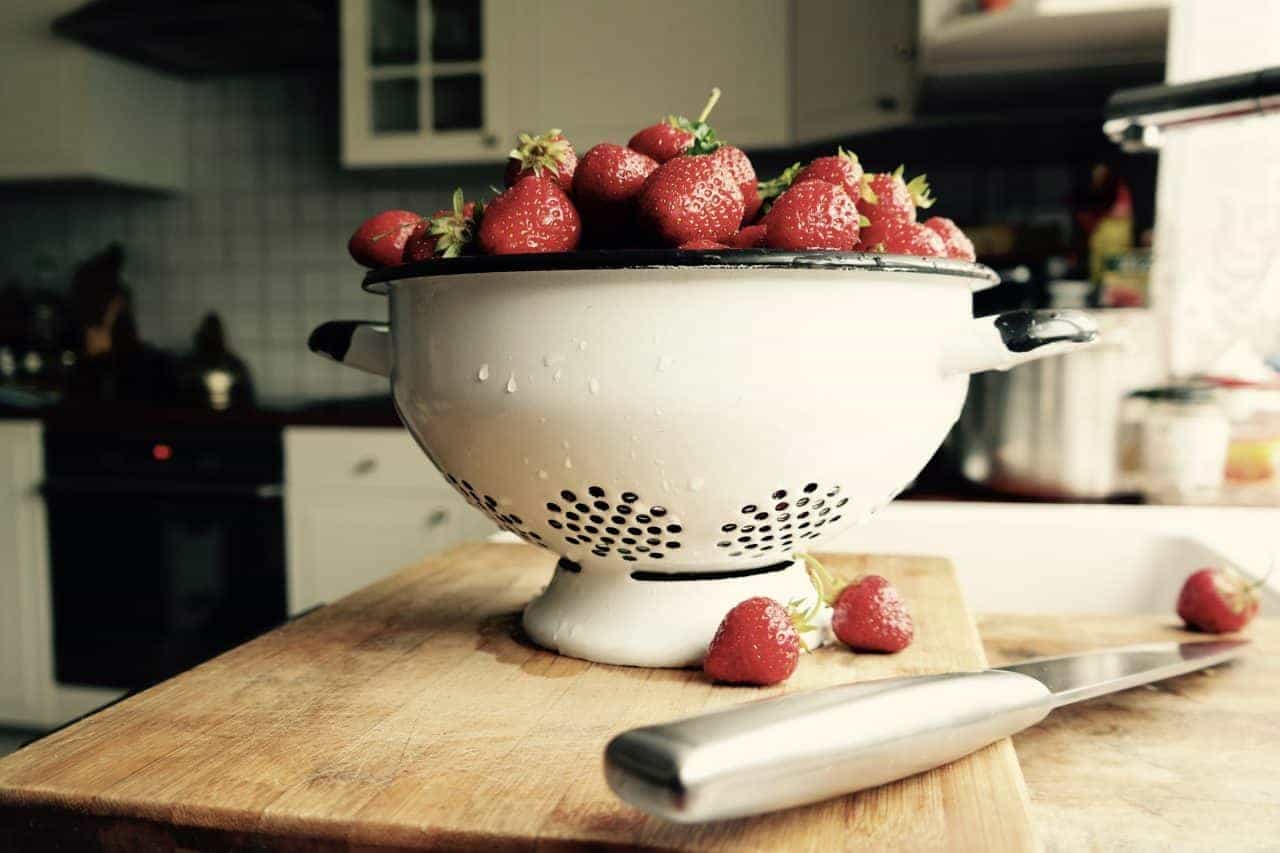 durszlak pełen truskawek