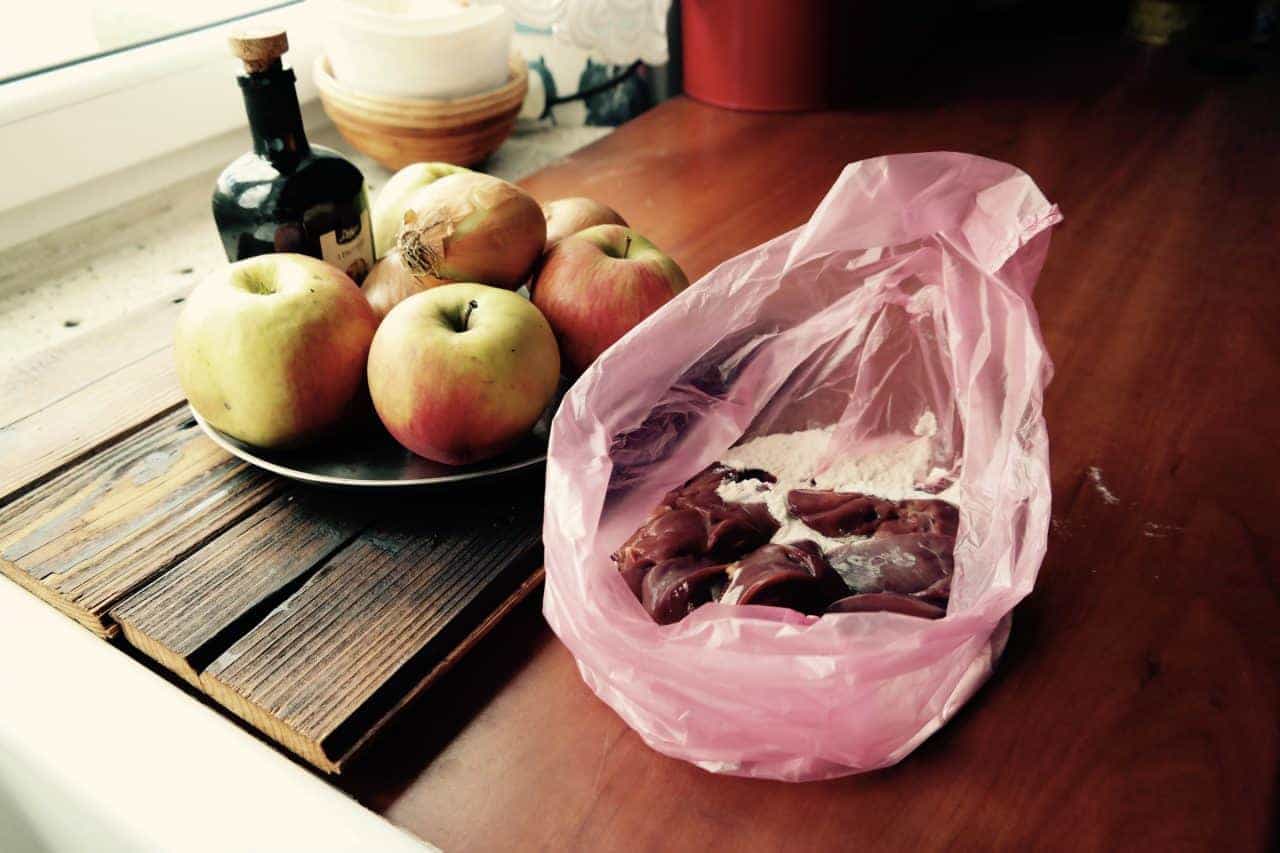 wkładamy wątróbkę do worka z mąką
