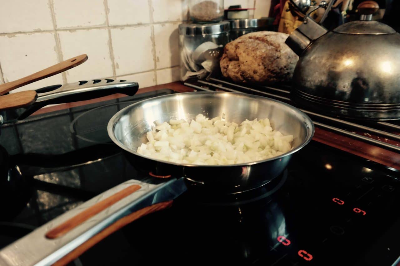 smażenie cebuli na maśle klarowanym